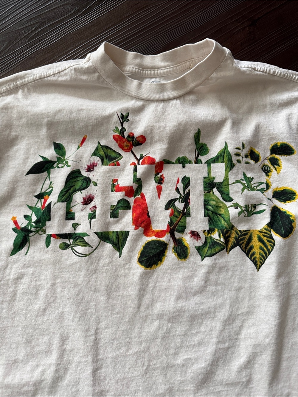 Levi’s White Floral Graphic Women’s Tee